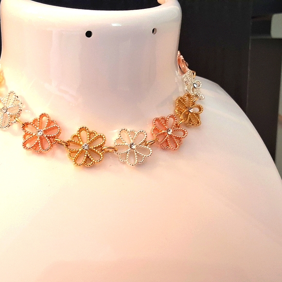 💥SALE💥Laura Conrad NWT, Flower Rhinestone Bracelet - Picture 5 of 6